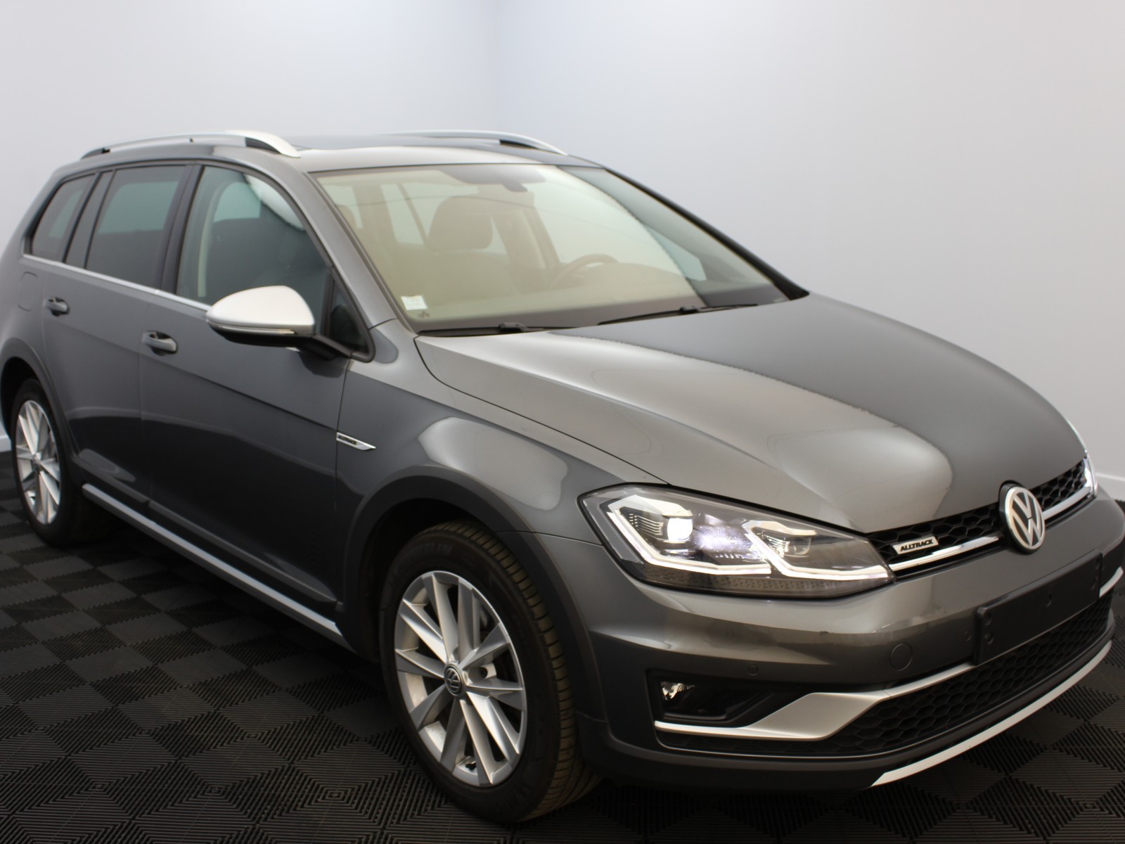 VOLKSWAGEN - GOLF SW - #180050 - 1