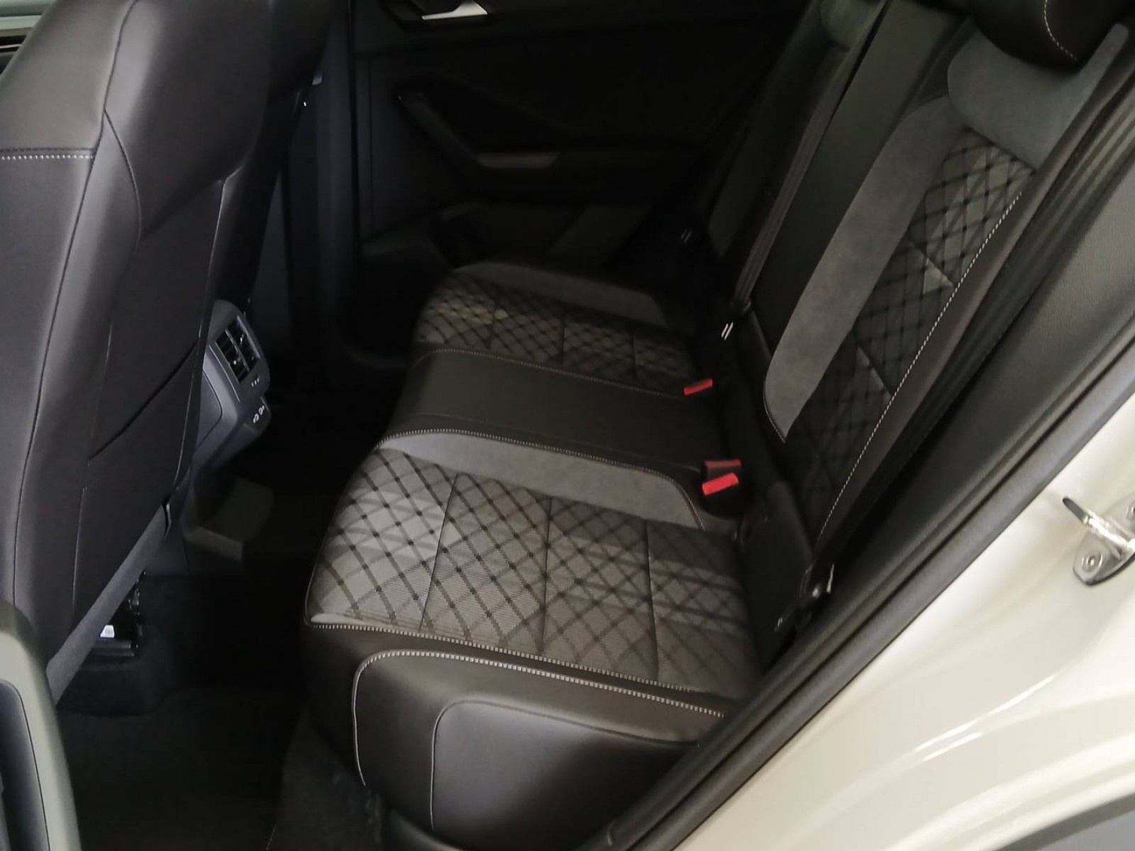 VOLKSWAGEN - T-ROC - #837747 - 9