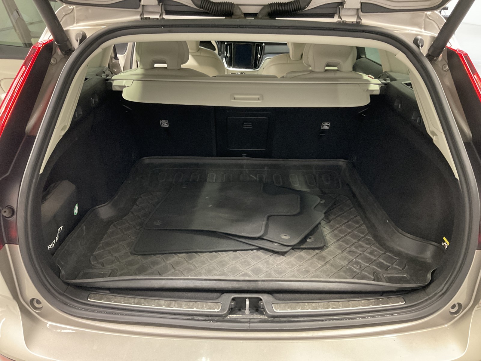 VOLVO - V60 CROSS COUNTRY - #181758 - 12