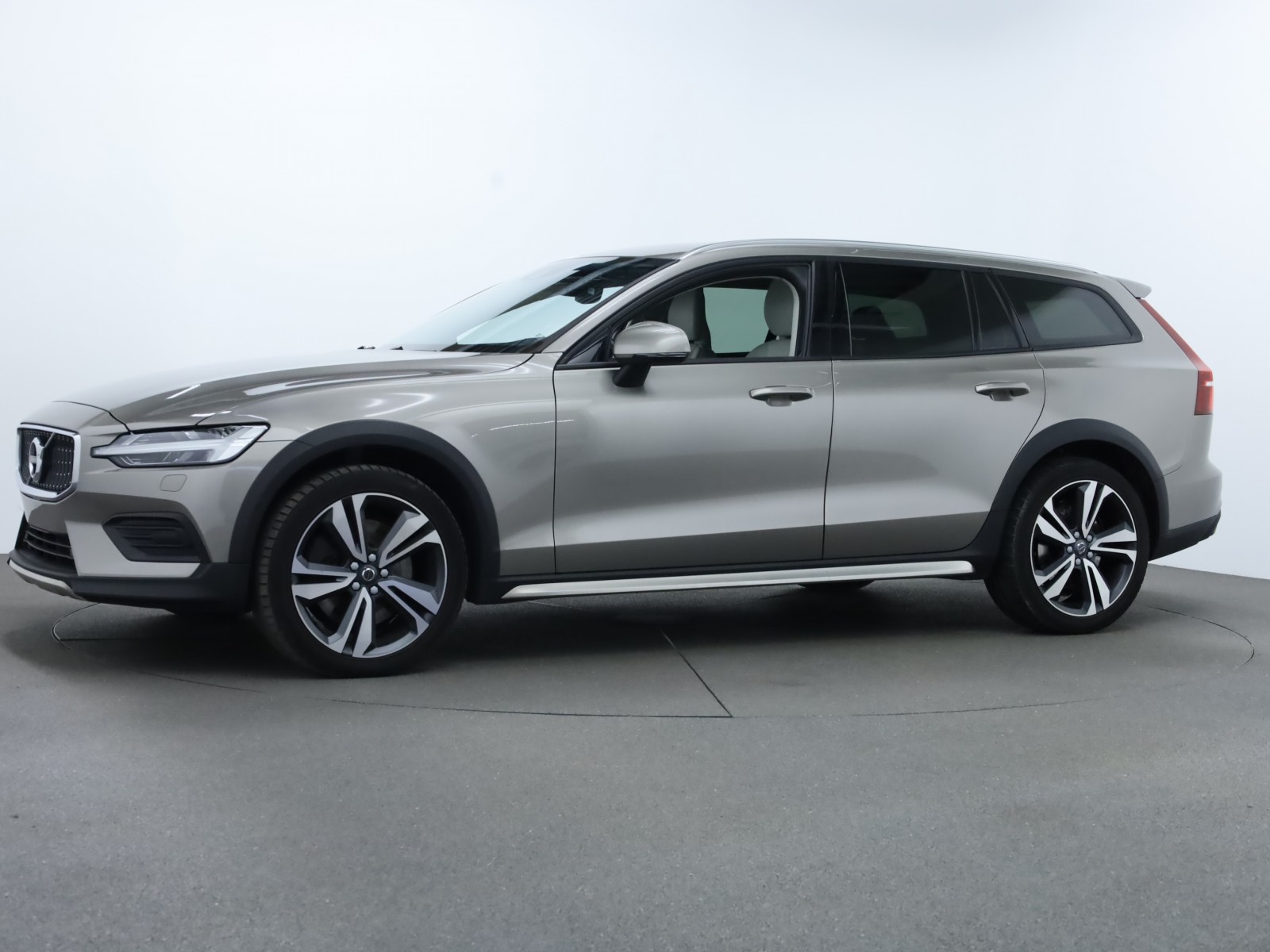 VOLVO - V60 CROSS COUNTRY - #181758 - 19