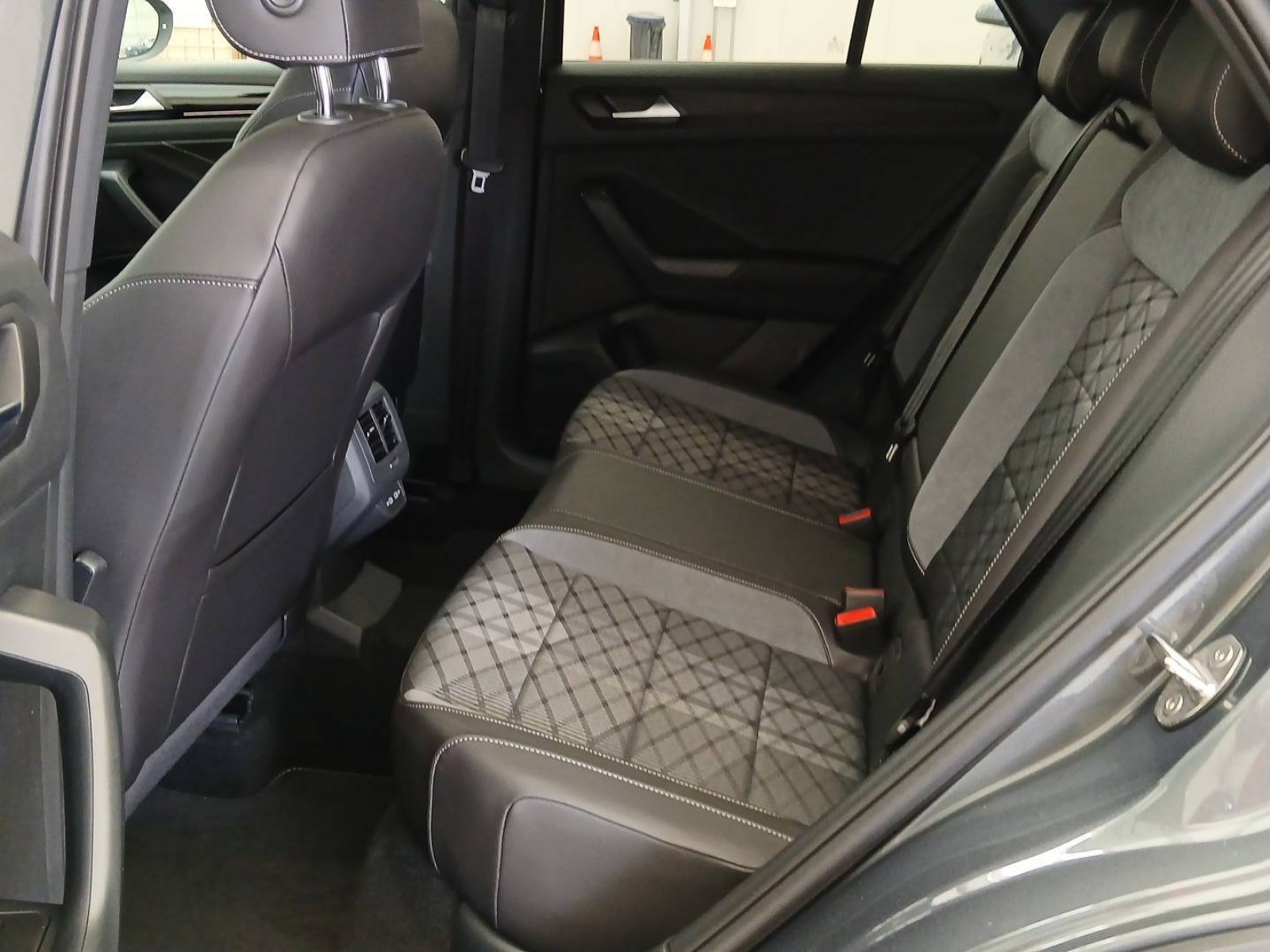 VOLKSWAGEN - T-ROC - #837752 - 8