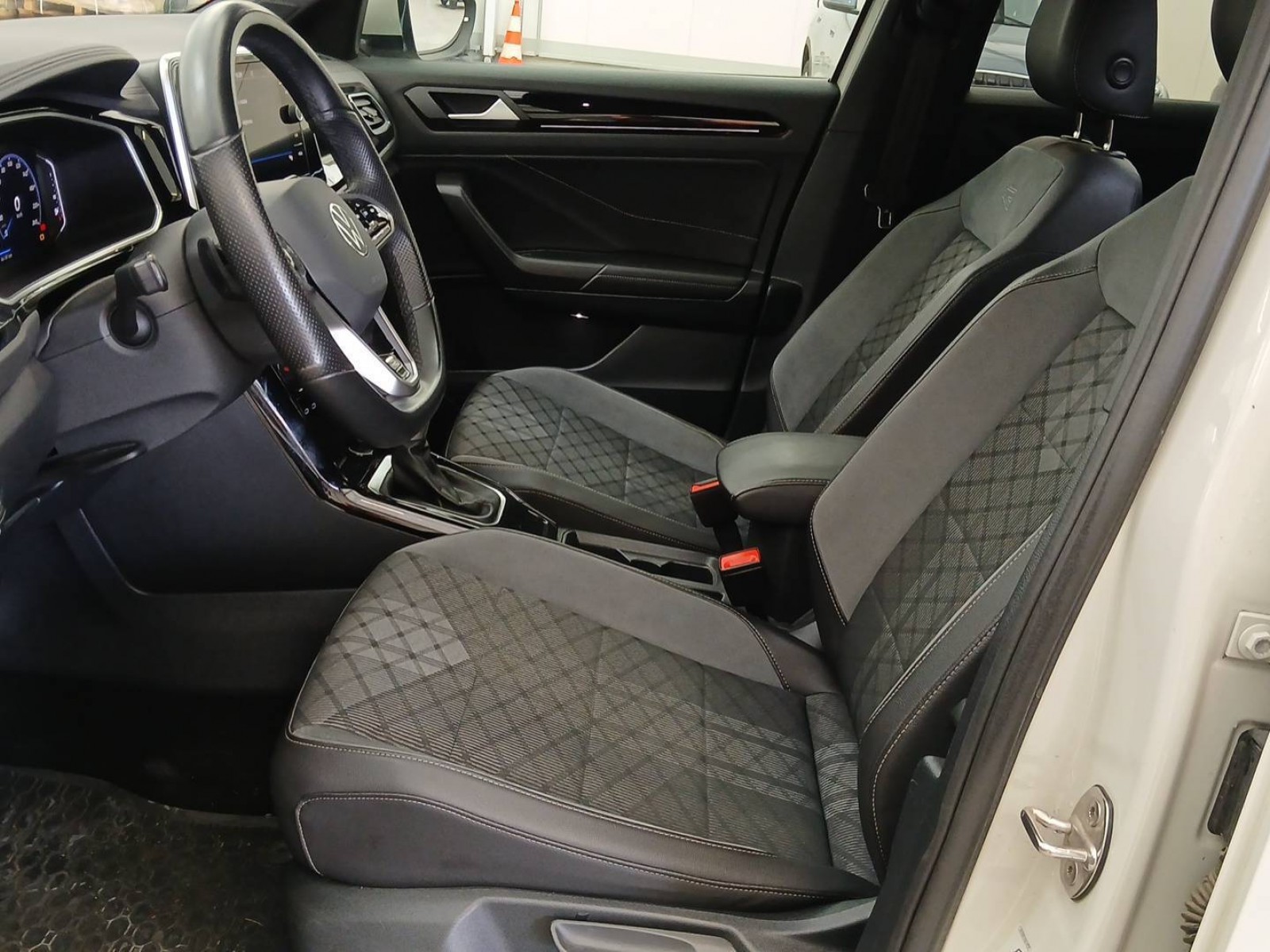 VOLKSWAGEN - T-ROC - #578280 - 7