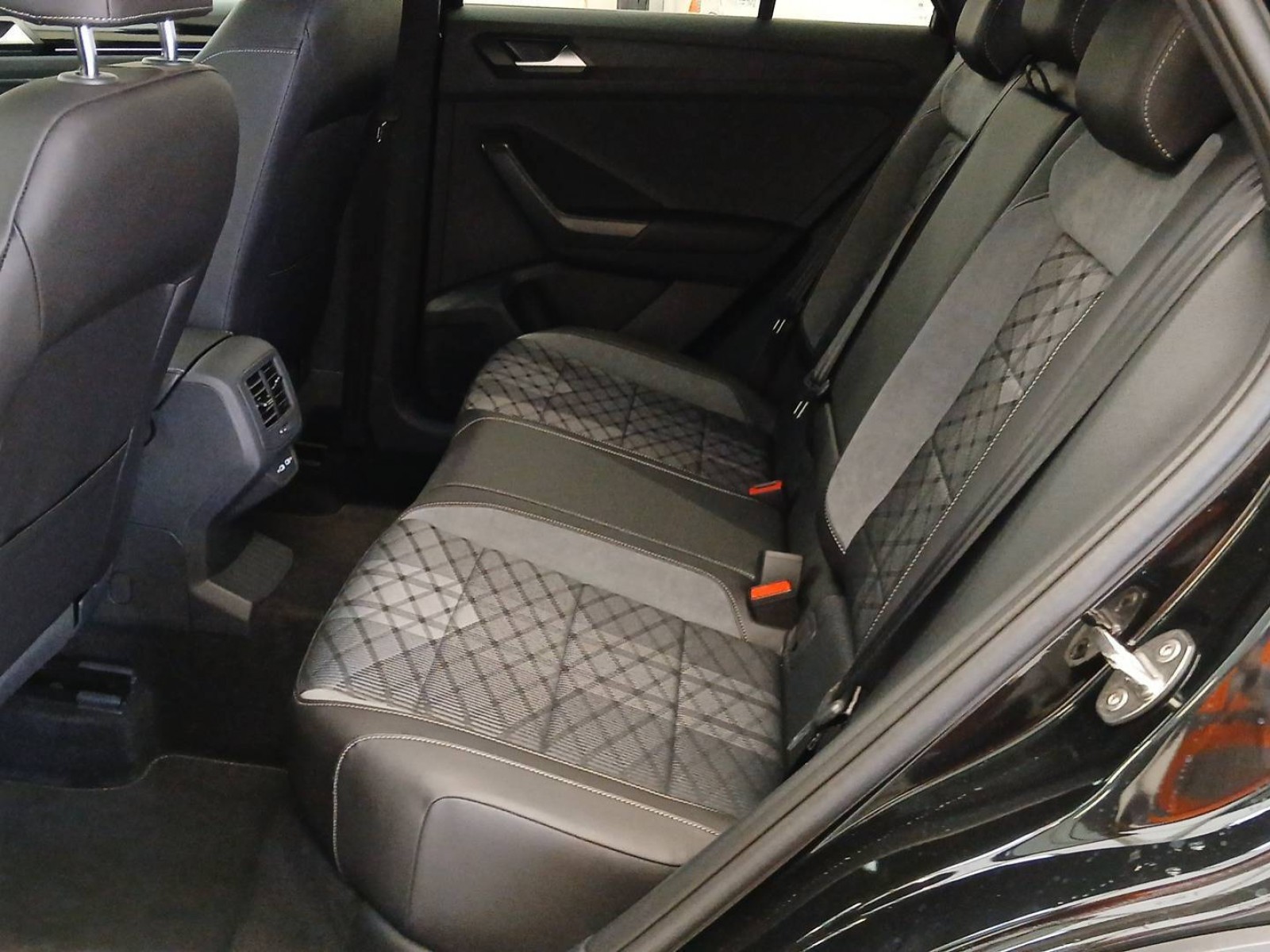 VOLKSWAGEN - T-ROC - #837753 - 11