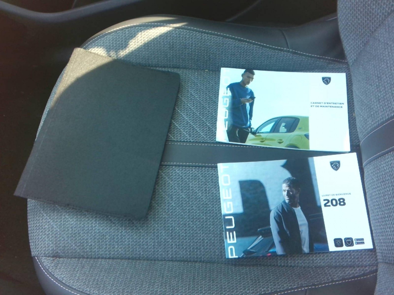 PEUGEOT - 208 - #854040 - 4