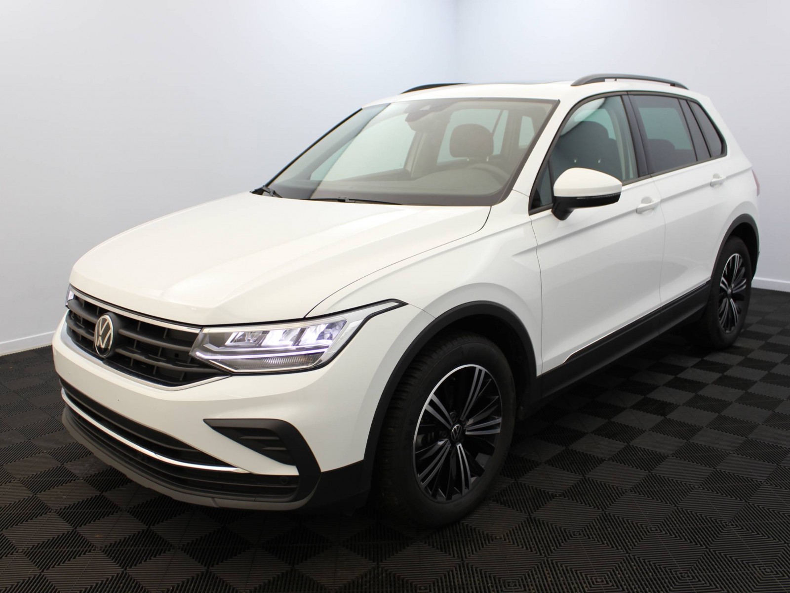 VOLKSWAGEN - TIGUAN - #182136 - 0