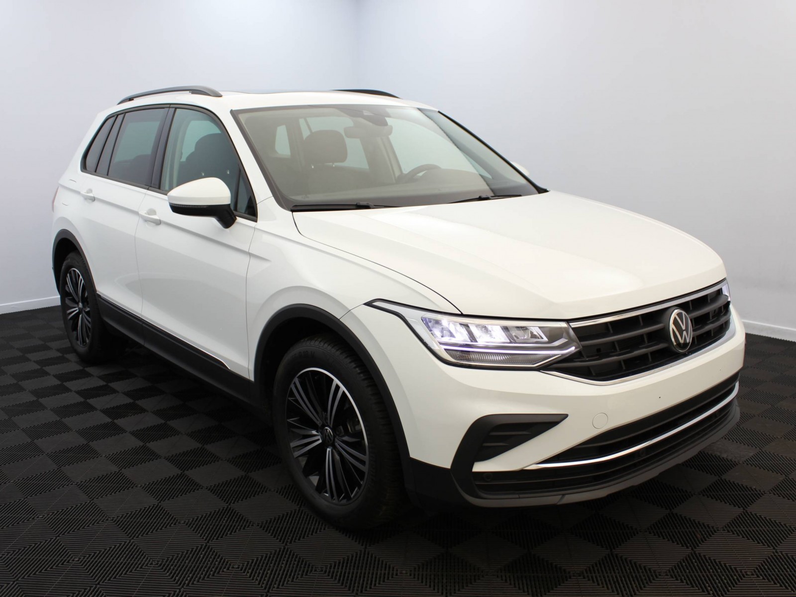 VOLKSWAGEN - TIGUAN - #182136 - 1