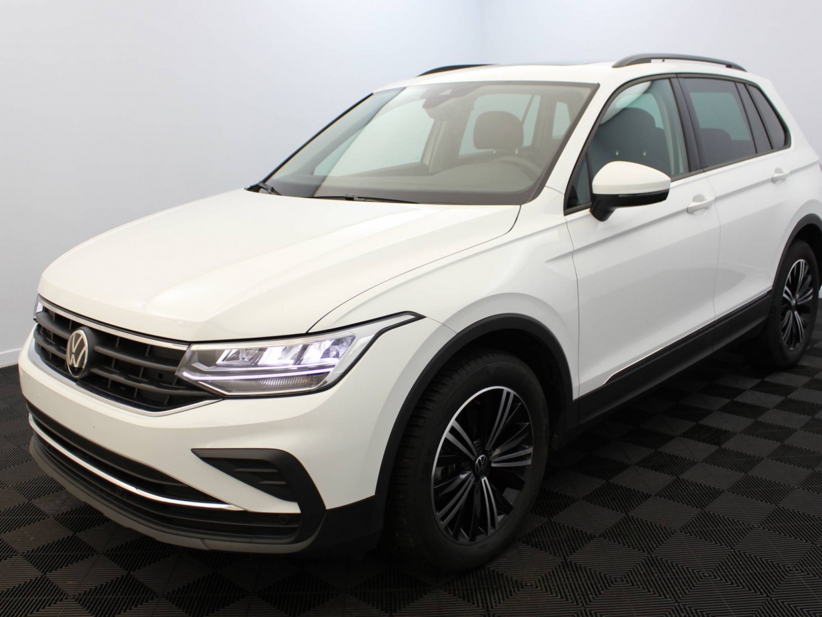 VOLKSWAGEN - TIGUAN - #182136 - 16