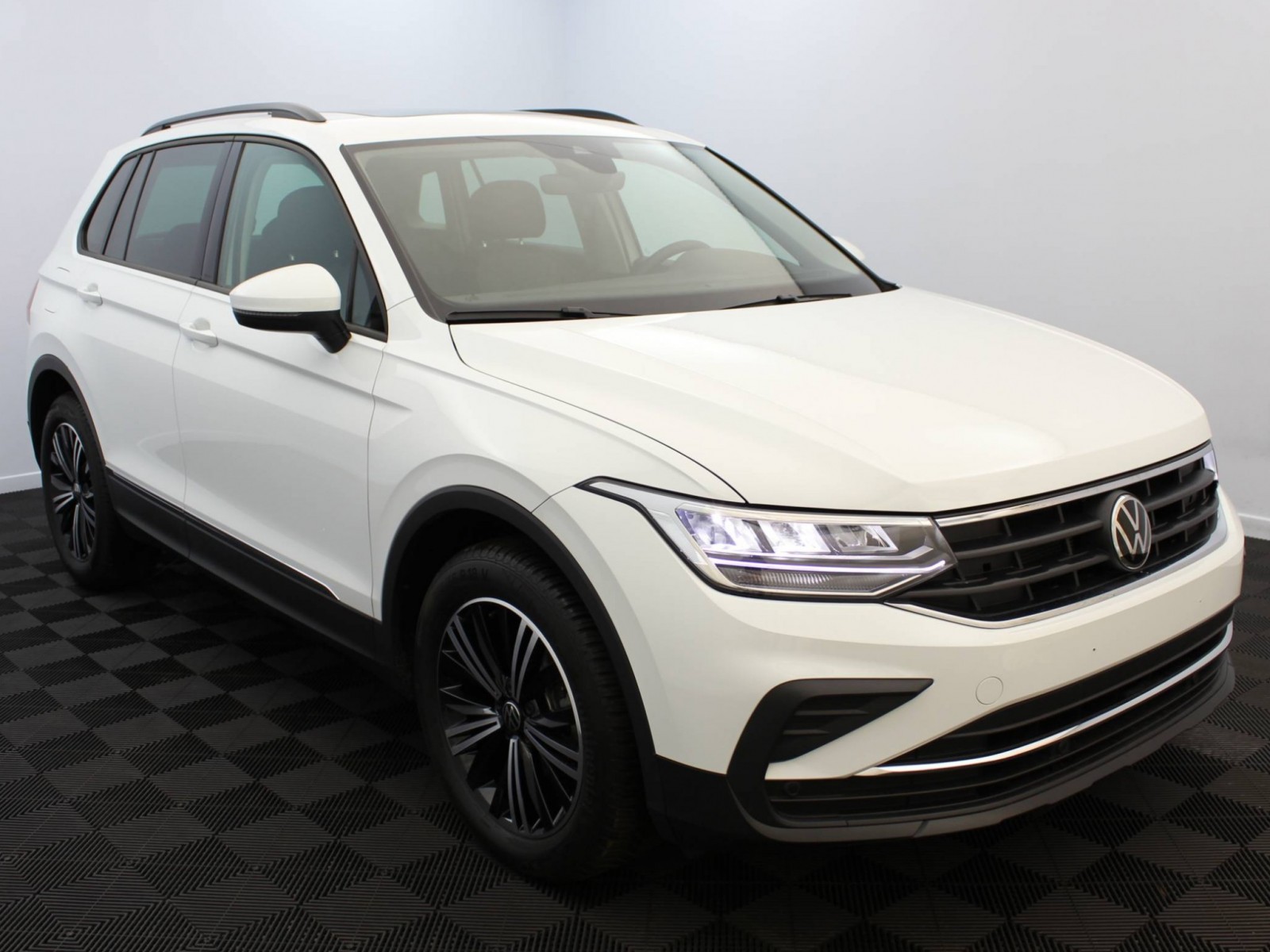 VOLKSWAGEN - TIGUAN - #182136 - 17