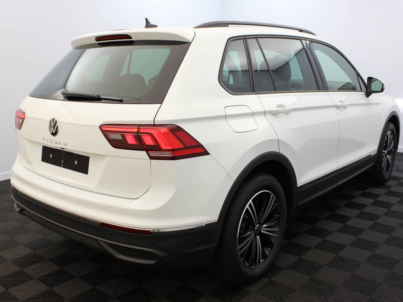 VOLKSWAGEN - TIGUAN - #182136 - 19