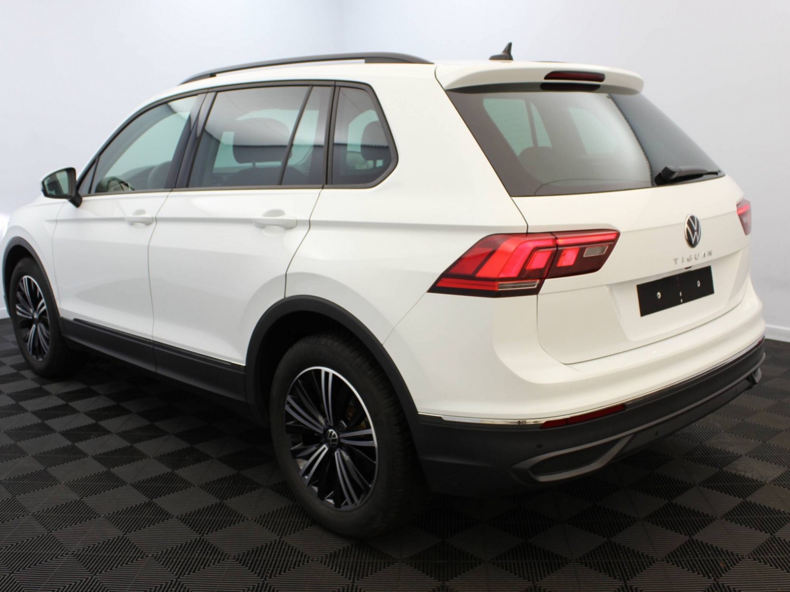 VOLKSWAGEN - TIGUAN - #182136 - 18