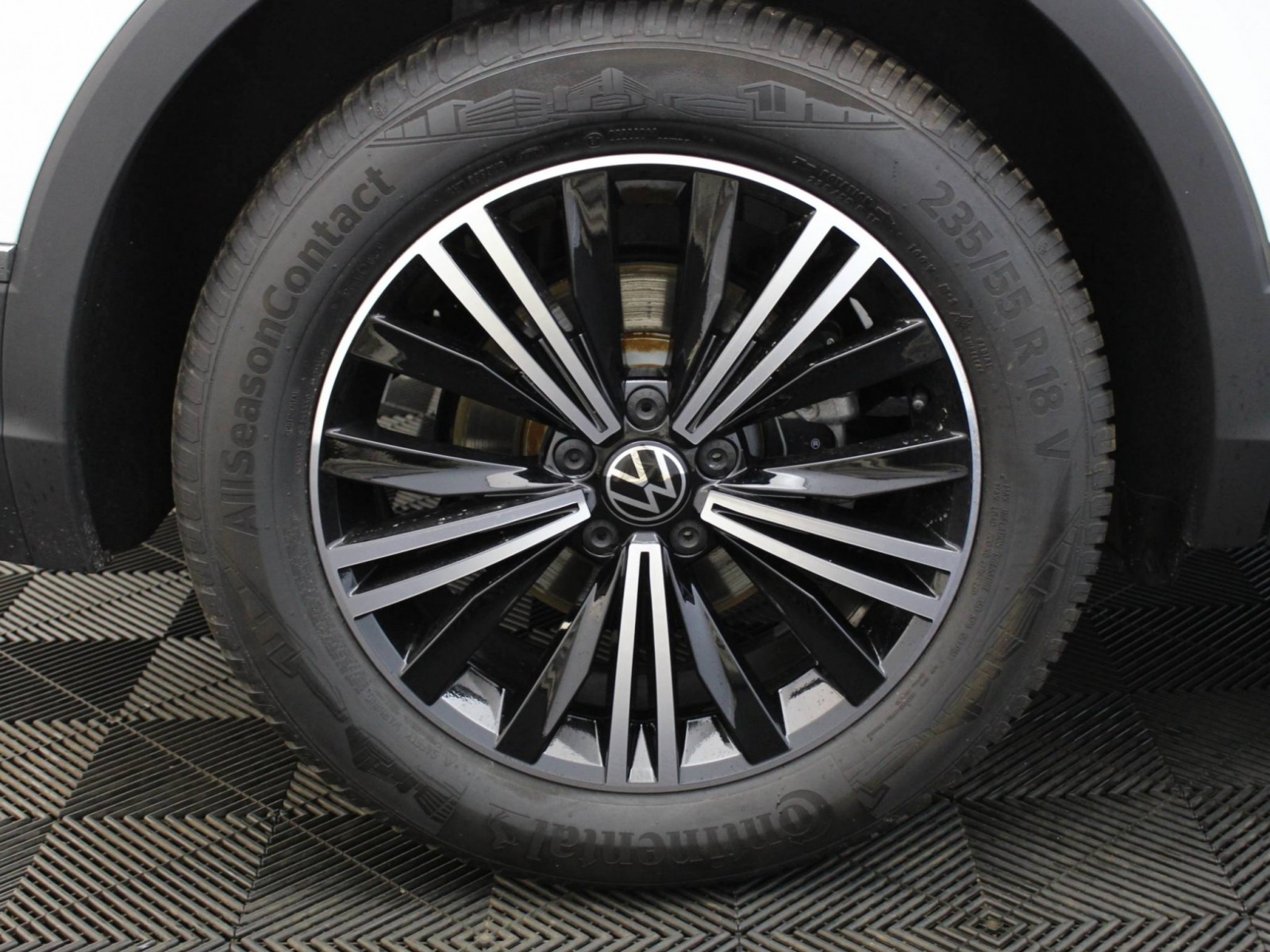 VOLKSWAGEN - TIGUAN - #182136 - 22