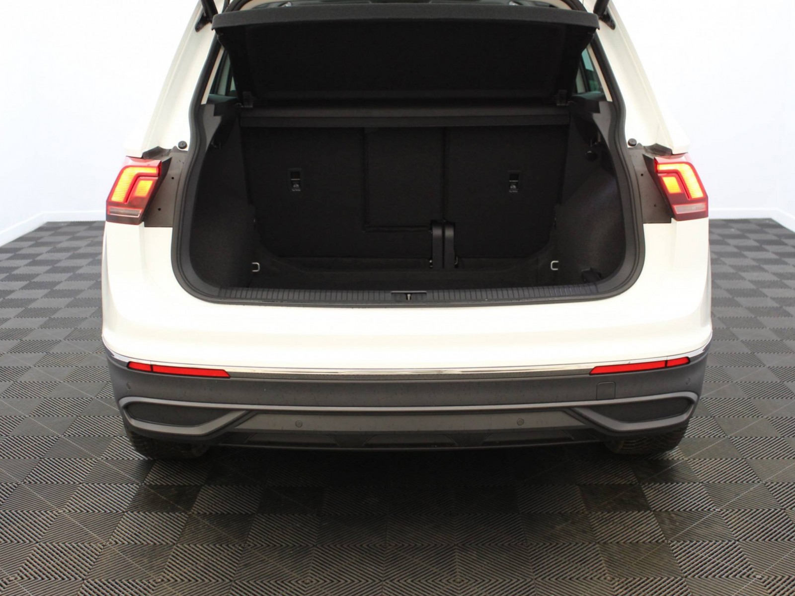 VOLKSWAGEN - TIGUAN - #182136 - 29
