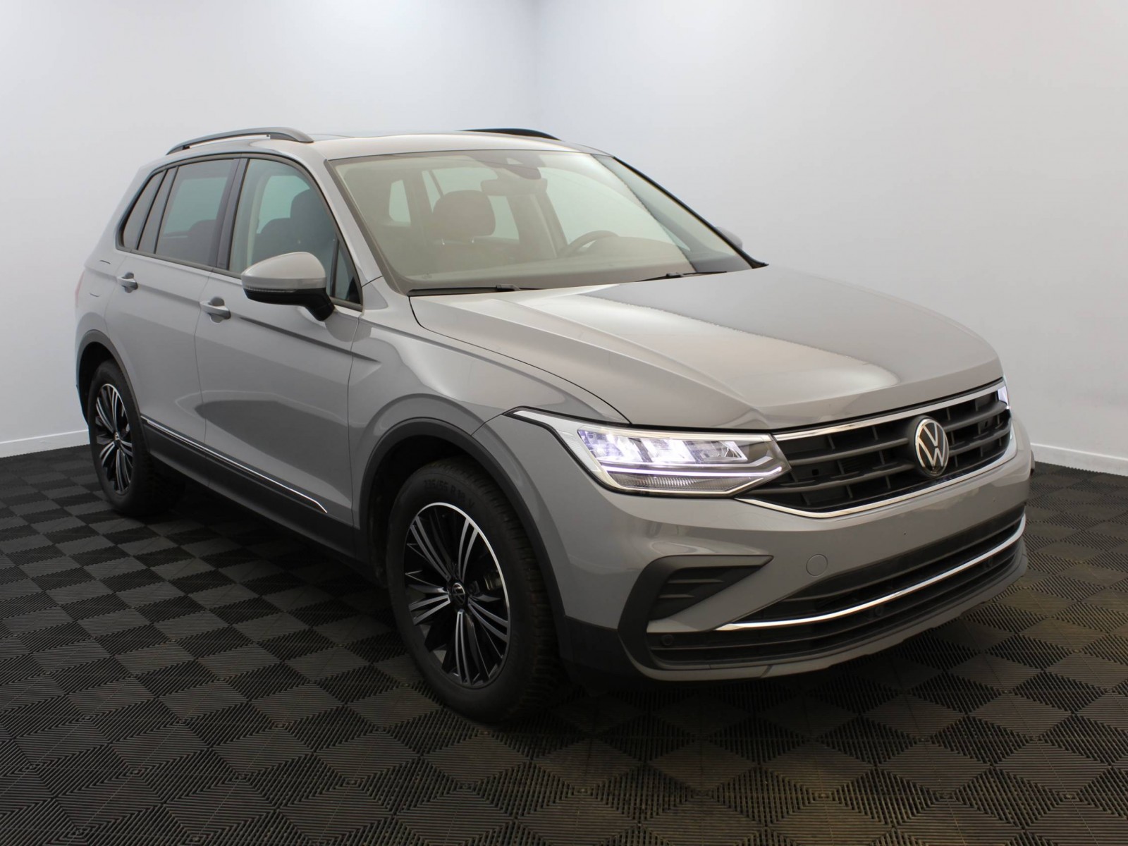 VOLKSWAGEN - TIGUAN - #182137 - 1