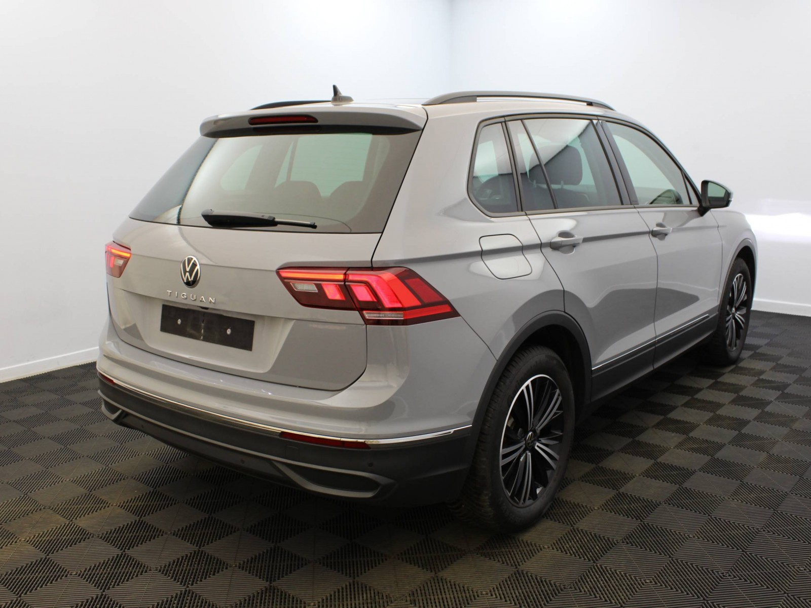 VOLKSWAGEN - TIGUAN - #182137 - 3