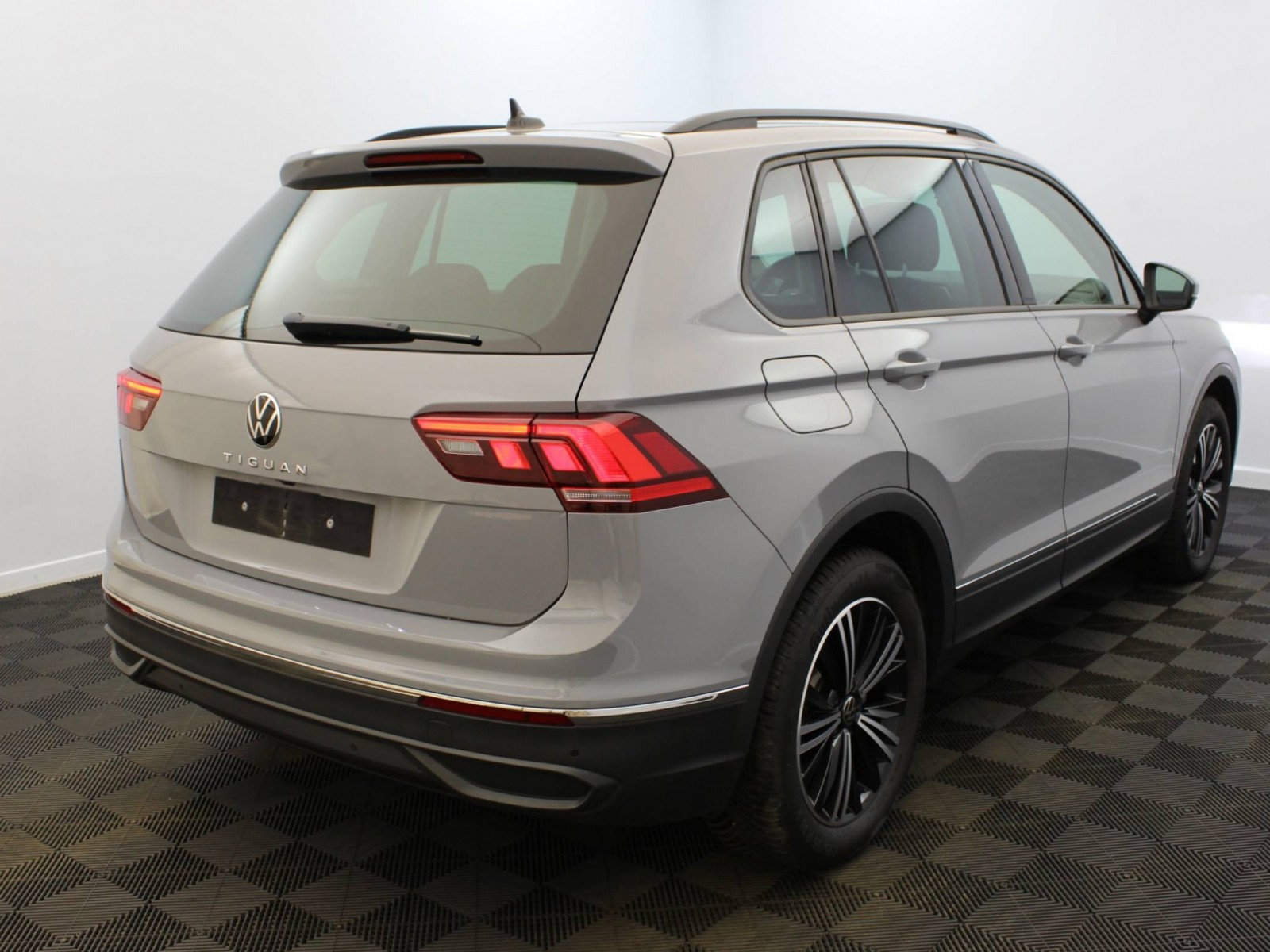 VOLKSWAGEN - TIGUAN - #182137 - 19