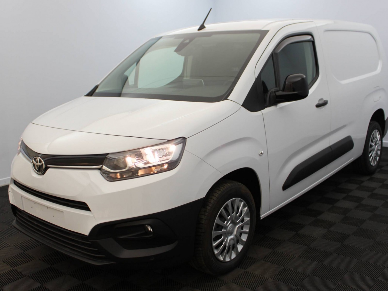 TOYOTA - PROACE CITY FOURGON RC23 - #184600 - 17