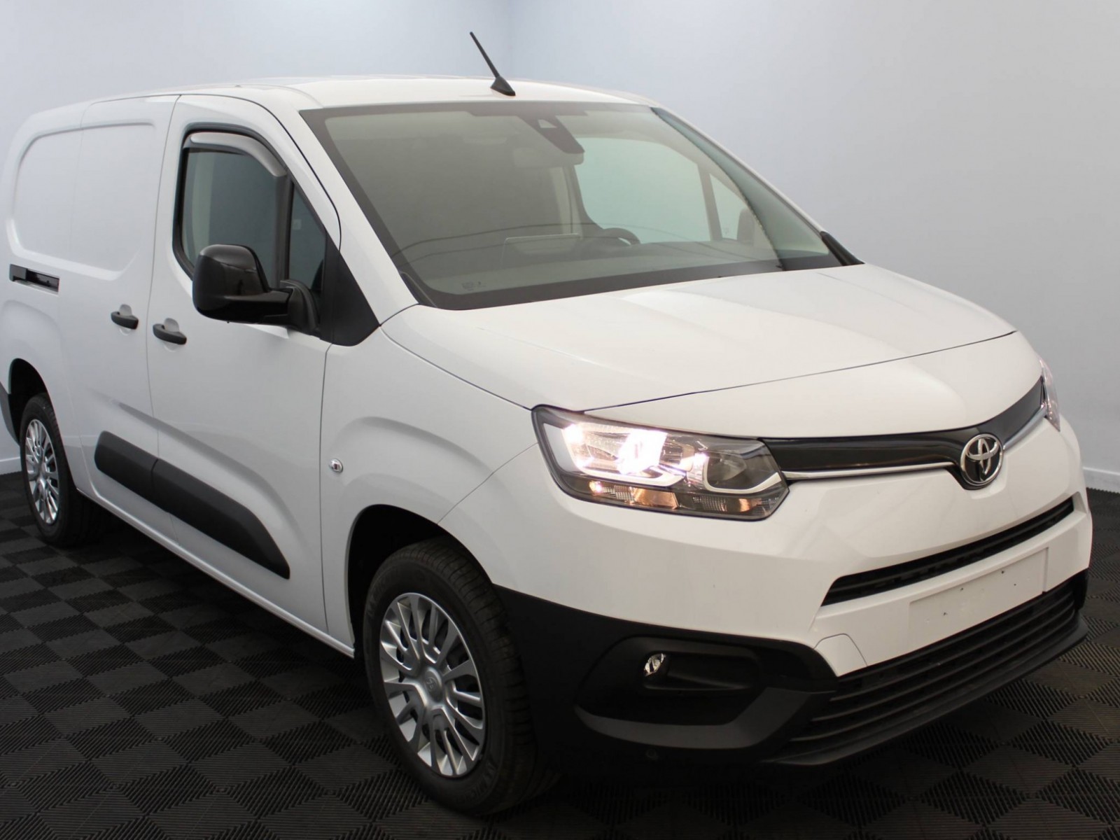 TOYOTA - PROACE CITY FOURGON RC23 - #184600 - 18