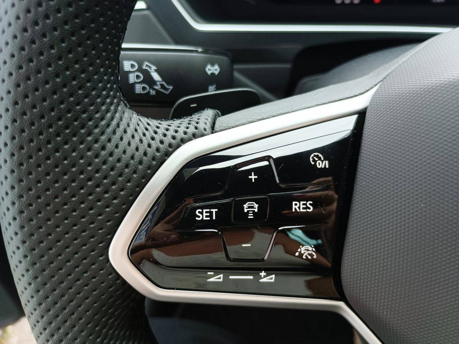 VOLKSWAGEN - TIGUAN - #183130 - 17