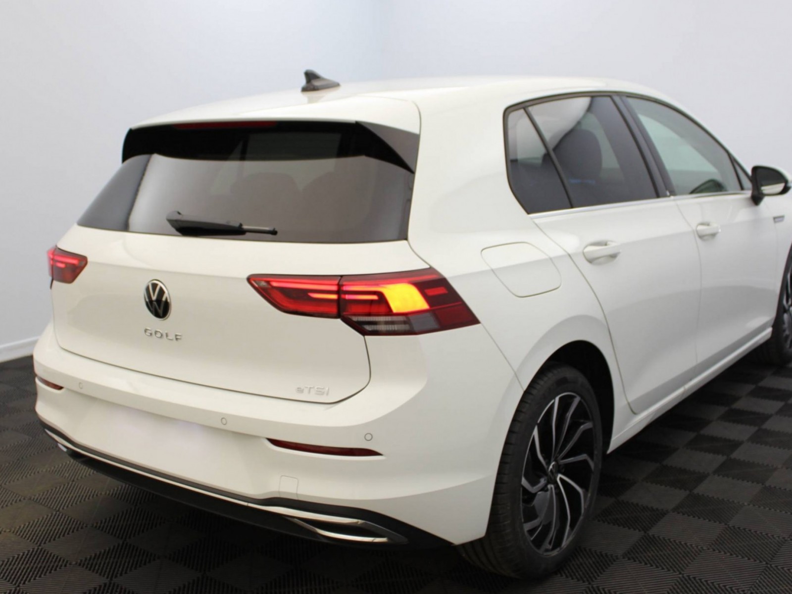 VOLKSWAGEN - GOLF - #185244 - 18