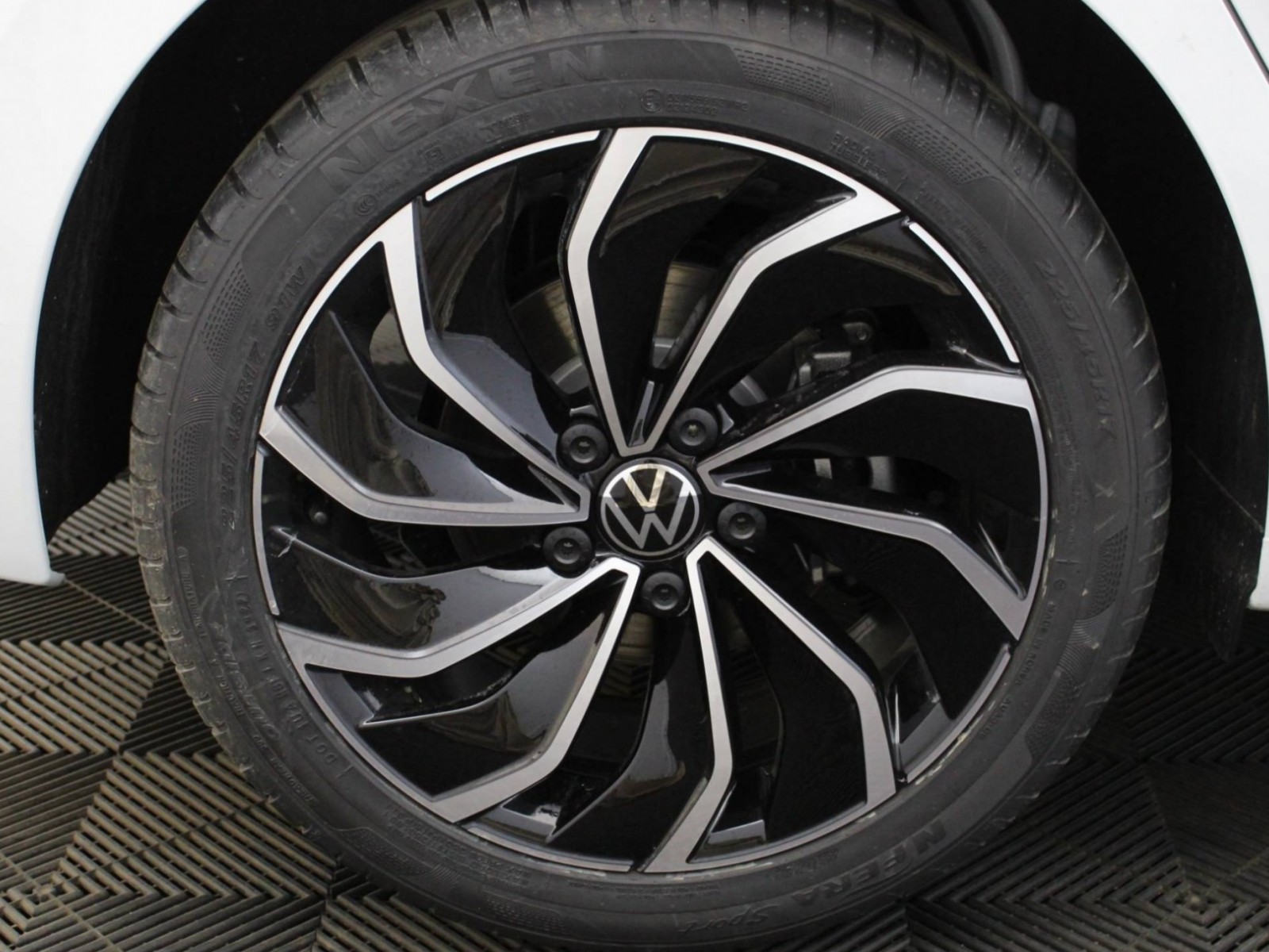 VOLKSWAGEN - GOLF - #185244 - 24
