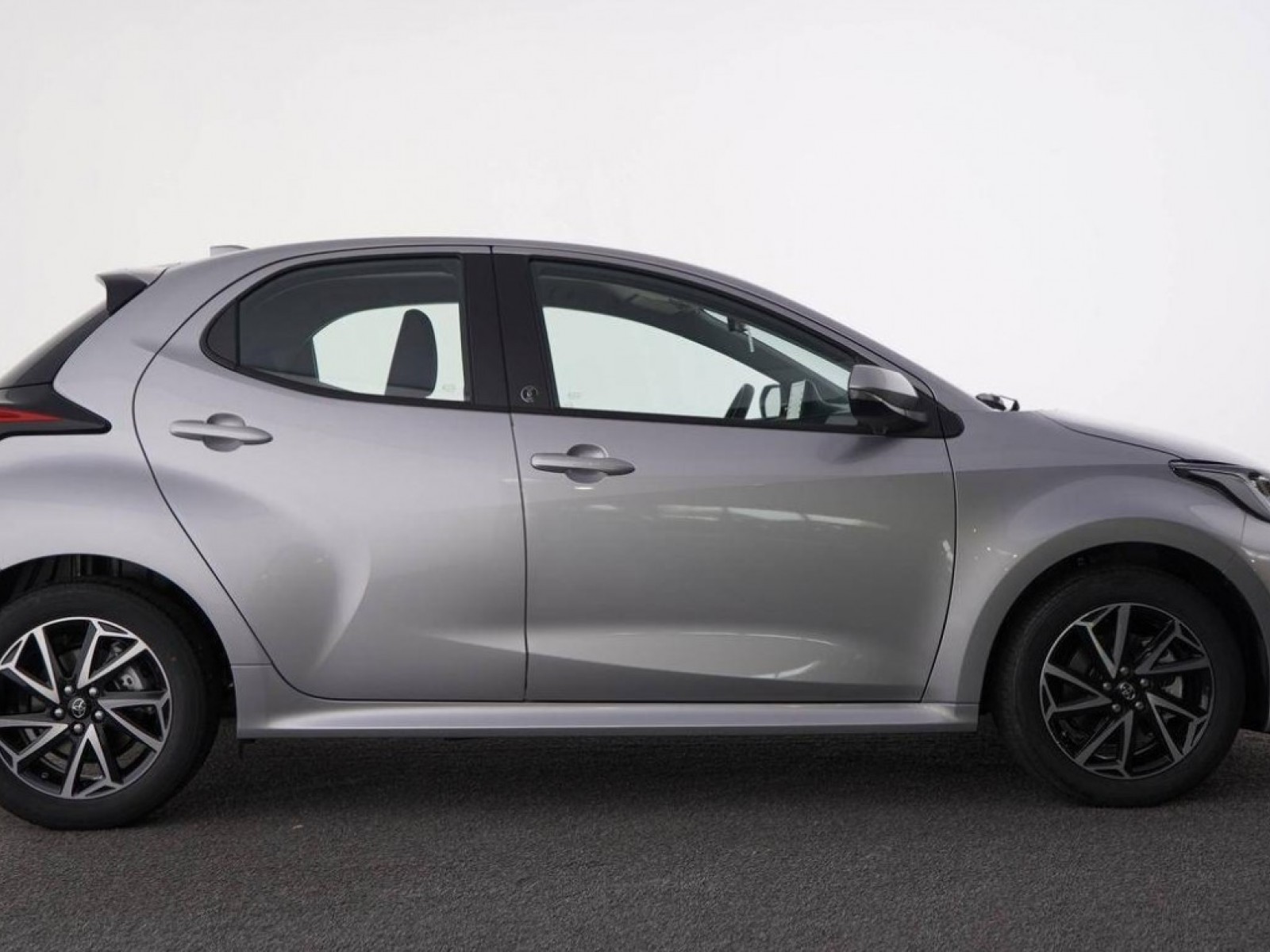 TOYOTA - YARIS HYBRIDE MY22 - #186483 - 24