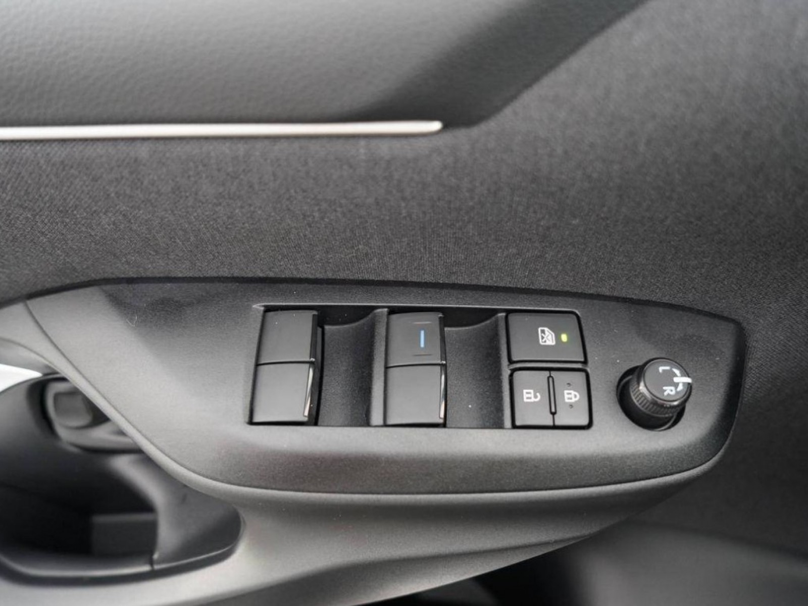 TOYOTA - YARIS HYBRIDE MY22 - #186483 - 32
