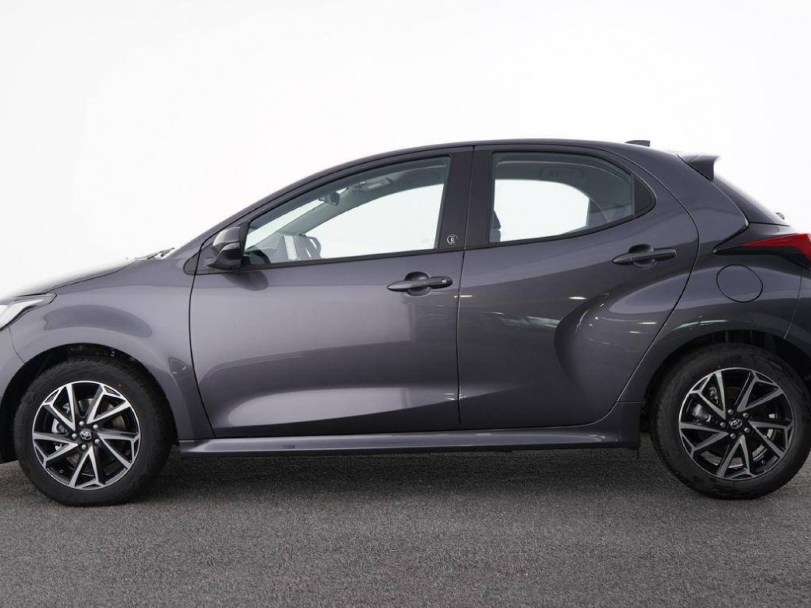 TOYOTA - YARIS HYBRIDE MY22 - #186488 - 23