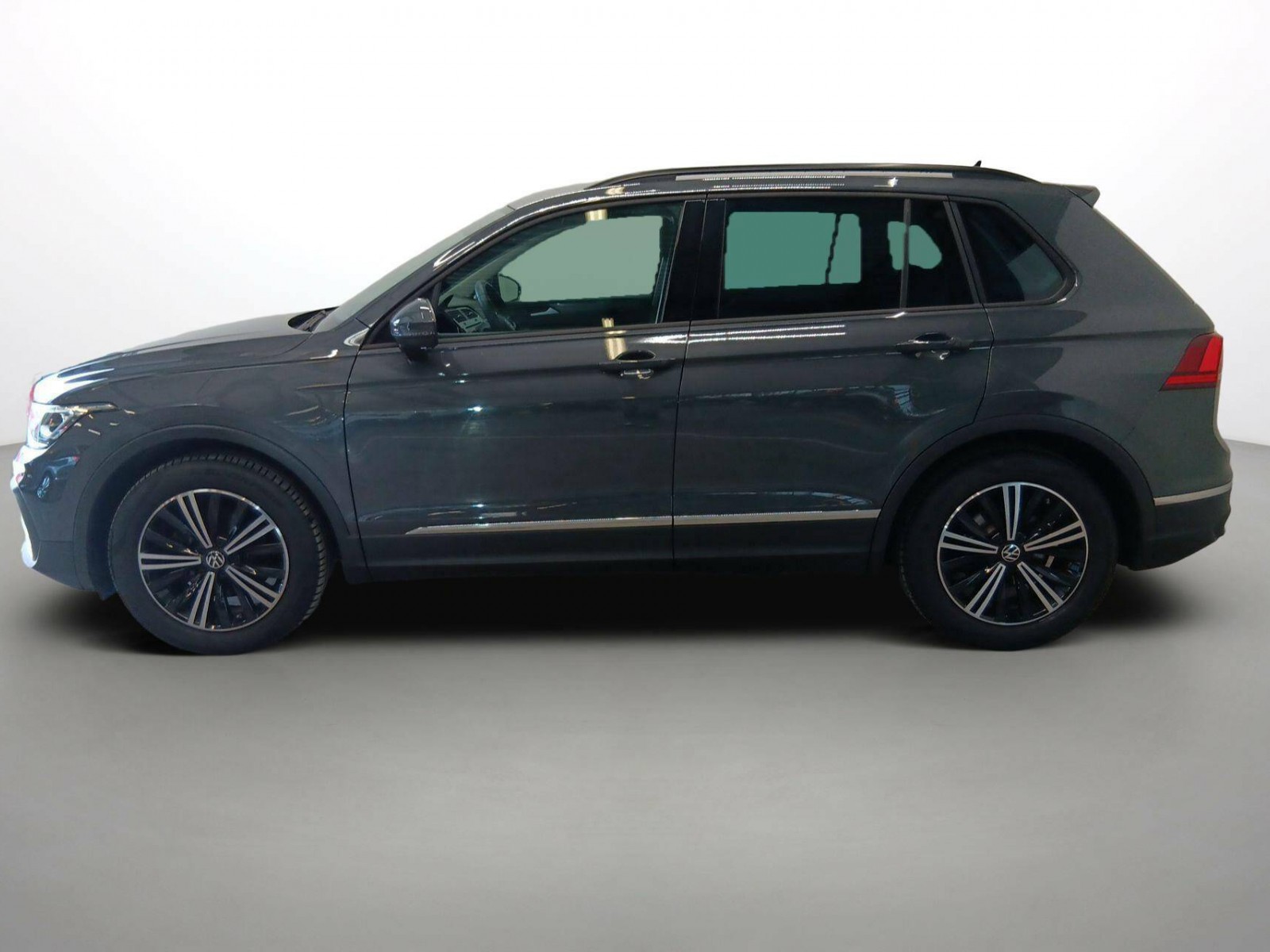 VOLKSWAGEN - TIGUAN - #188716 - 16