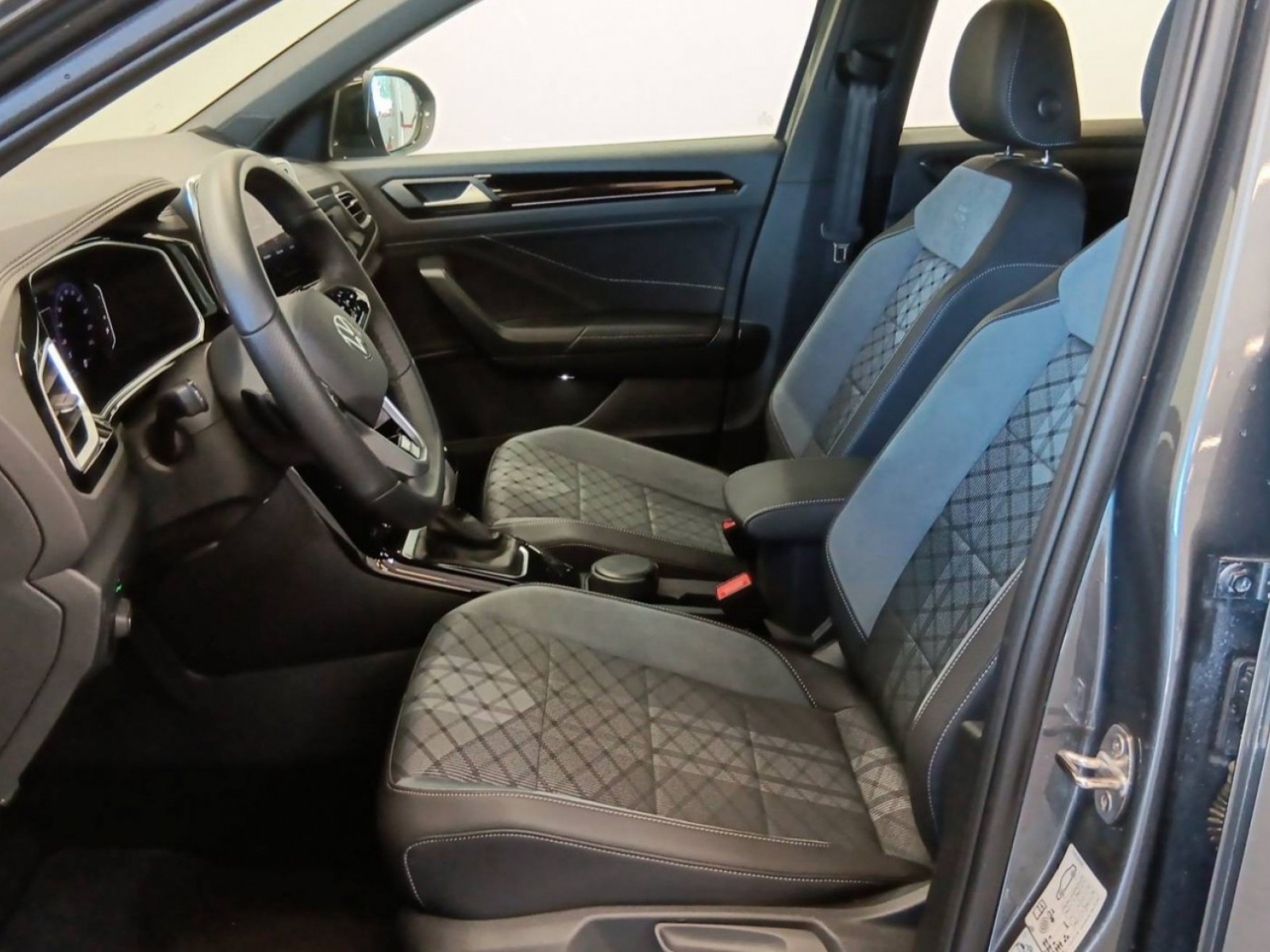 VOLKSWAGEN - T-ROC - #182652 - 30