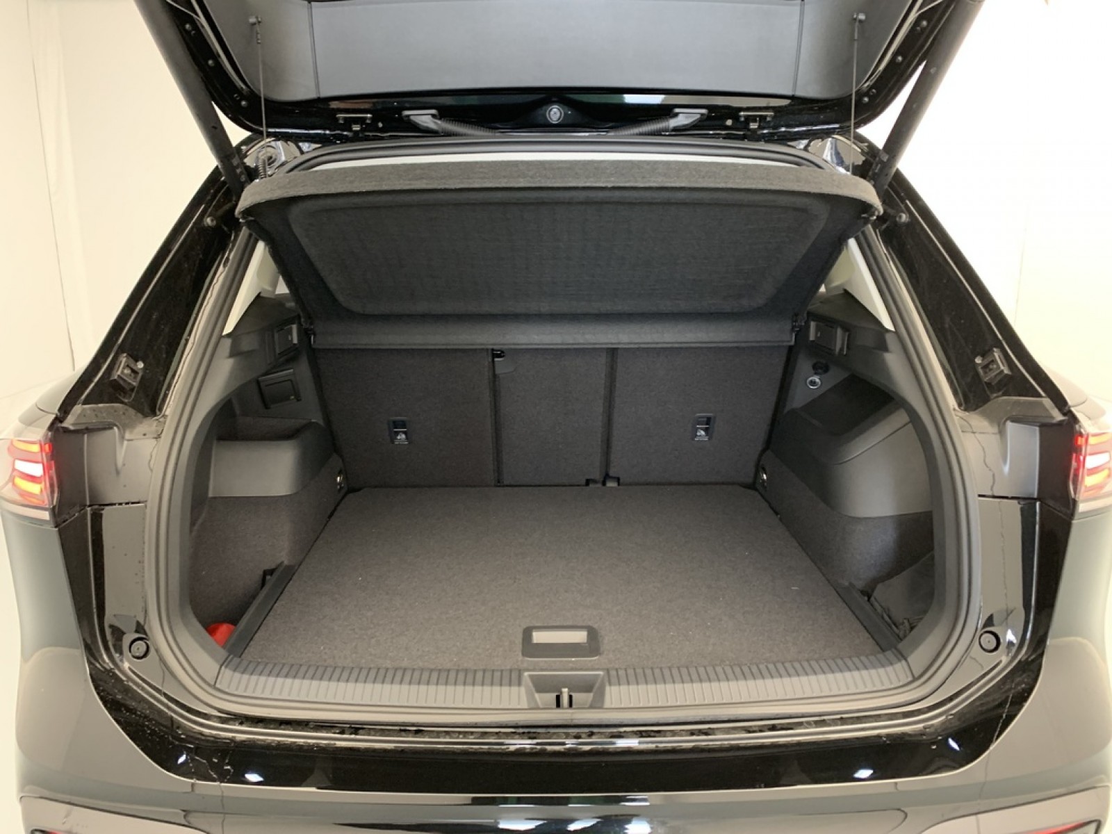 VOLKSWAGEN - Tiguan - #870974 - 18
