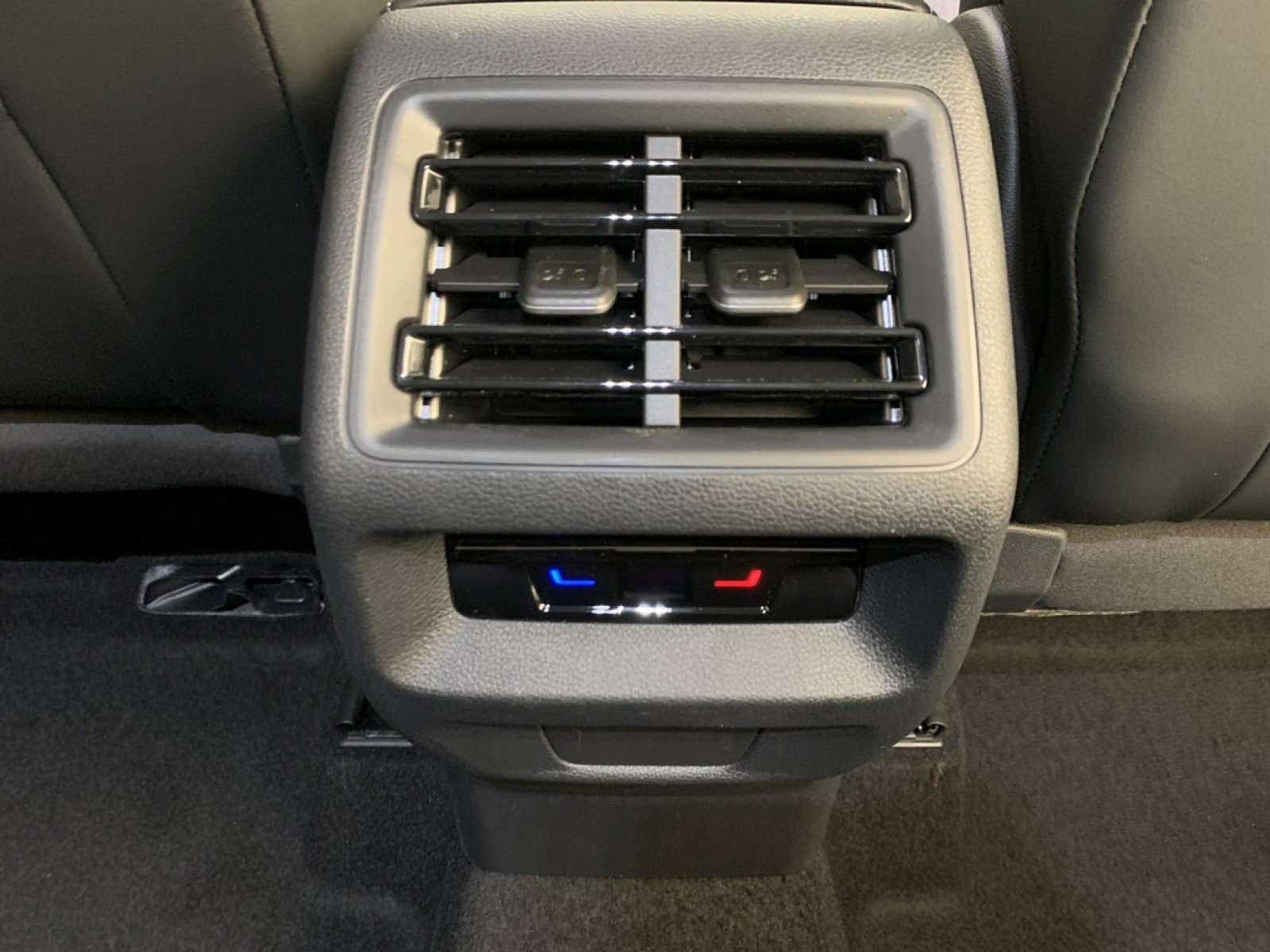 VOLKSWAGEN - Tiguan - #870974 - 26